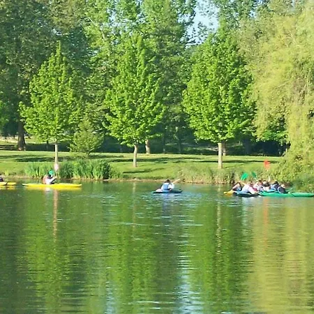 Mobil A 2 Pas Du Plan D'eau * Saint-Jean-dʼAngély