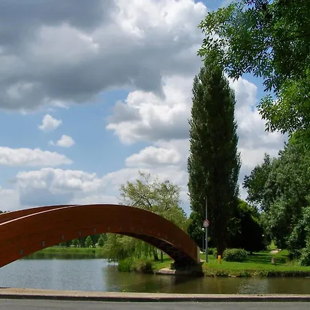 Mobil A 2 Pas Du Plan D'eau Saint-Jean-dʼAngély
