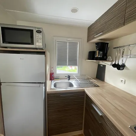 Camping Mobil A 2 Pas Du Plan D'eau
